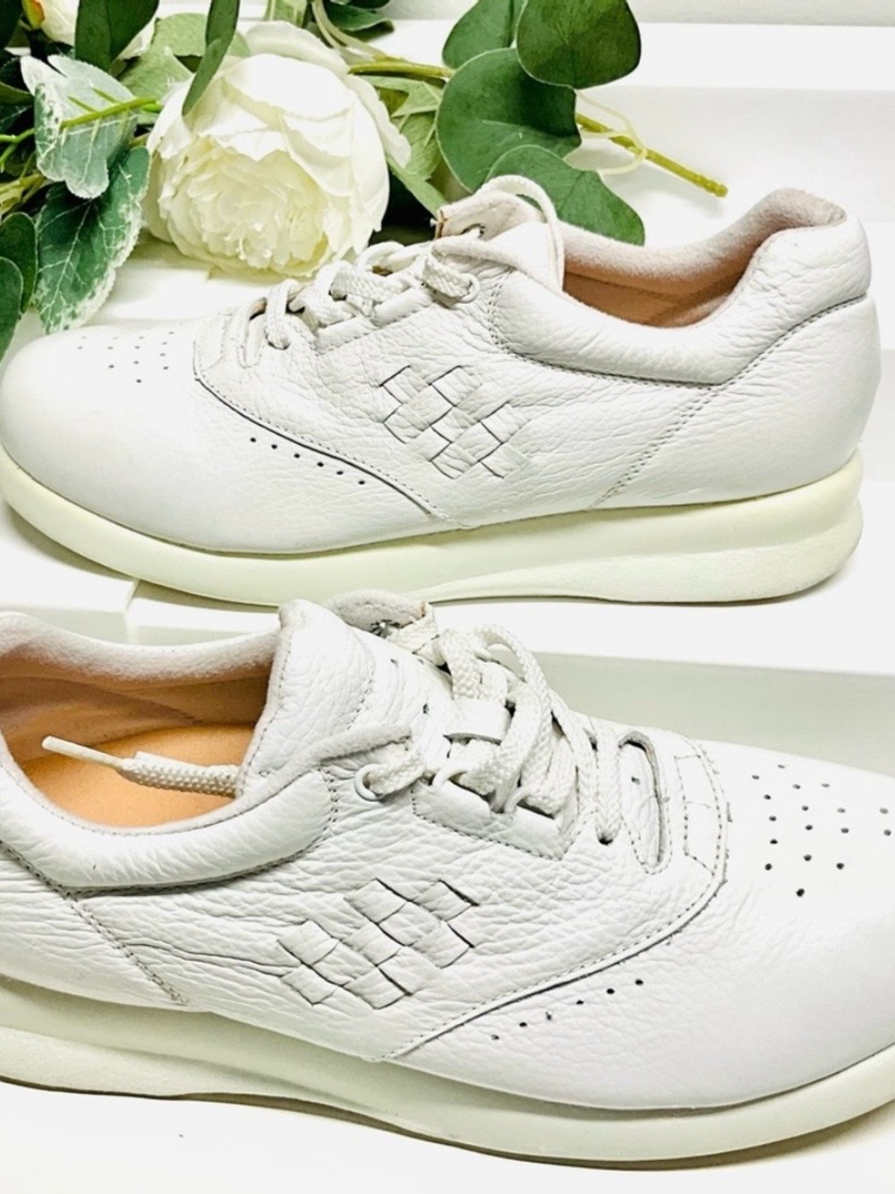Women’s White Leather Lace-Up Sneaker - Cushioned Everyday Comfort